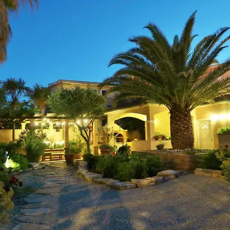 Lantana Apartman Vir